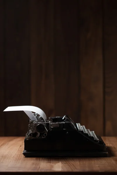 Máquina de escrever velha em uma mesa de madeira — Fotografia de Stock