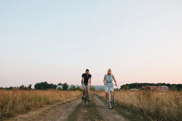 Coppia corse in bici — Foto Stock