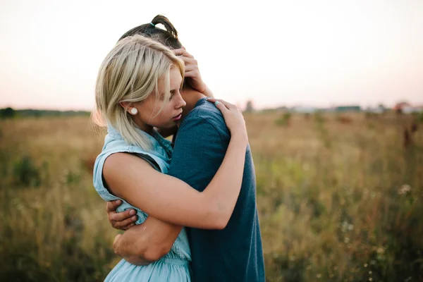 Paar knuffelen buiten in het veld, zomer — Stockfoto