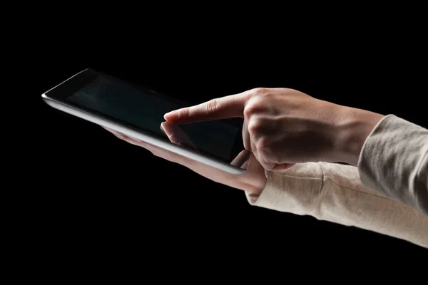 Frau drückt Hand auf Bildschirm digitales Tablet — Stockfoto