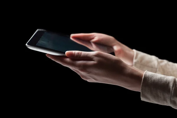 Frau drückt Hand auf Bildschirm digitales Tablet — Stockfoto