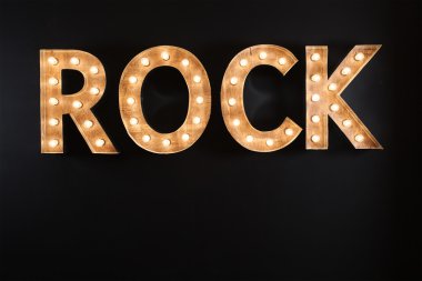 Rock işareti ampulleri siyah arka plan üzerinde yaptı.