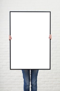 kadın duvar arka plan üzerinde boş posteri ile