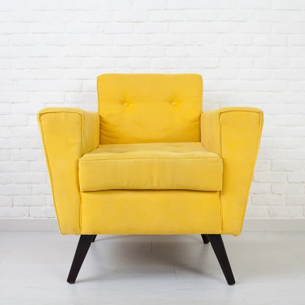 Beyaz duvar dokusu ile bir retro sarı koltuk