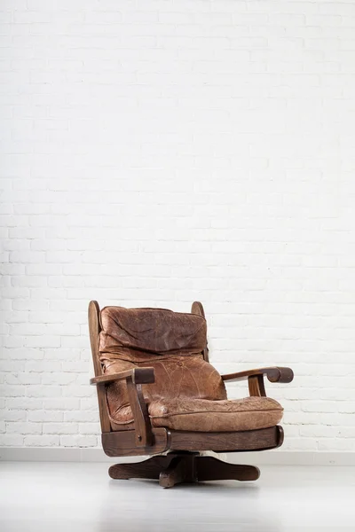 Шкіряне ретро крісло поруч зі стіною — стокове фото