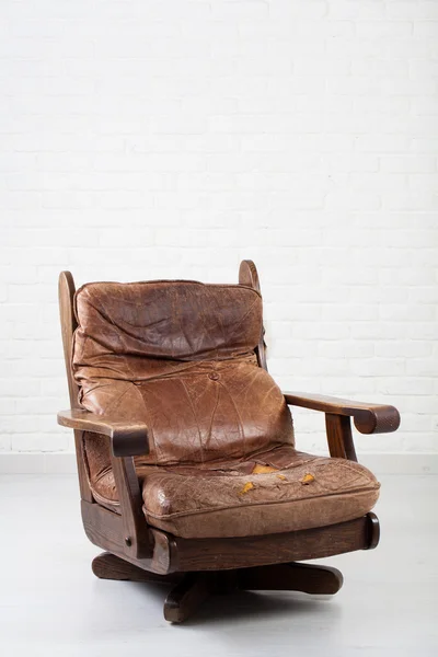 Коричневое винтажное кресло на белой стене . — стоковое фото