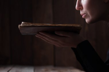 toz kitaptan dışarı üfleme kadın