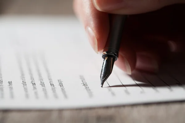 Mujer mano firma documento — Foto de Stock