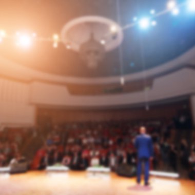 bir konferans/toplantı sunu işadamı