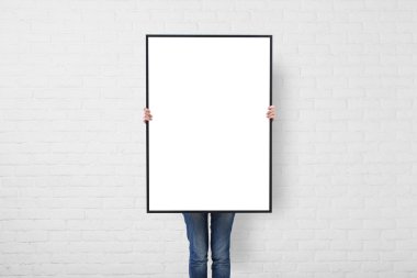 kadın duvar arka plan üzerinde boş posteri ile
