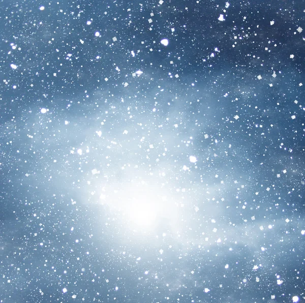 mavi arka plan dramatik karanlık gökyüzü arka plan üzerine düşen kar