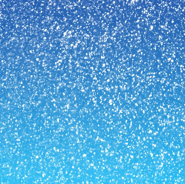 Queda de neve no fundo azul — Fotografia de Stock