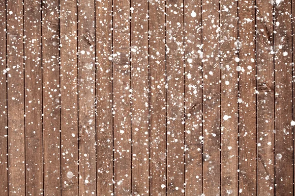 Рождественский фон с падающим снегом на деревянном фоне — стоковое фото