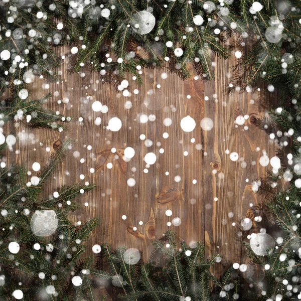 Kiefer auf altem Holzgrund / weihnachtliches grünes Gerüst — Stockfoto