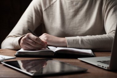 eller kadın dizüstü bilgisayar ve Ofis Masası yazma