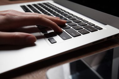 kadın el ile boşaltmak karanlıkta Ofis Masası, dizüstü bilgisayar kullanarak