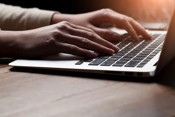 Mains de femme en utilisant un ordinateur portable au bureau — Photo