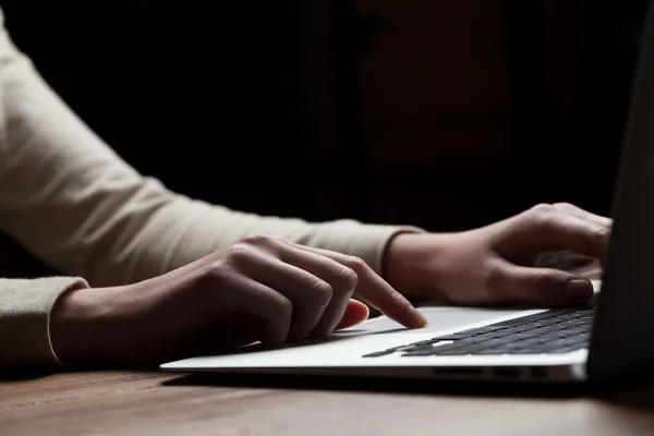 Mãos de mulher usando laptop na mesa de escritório — Fotografia de Stock