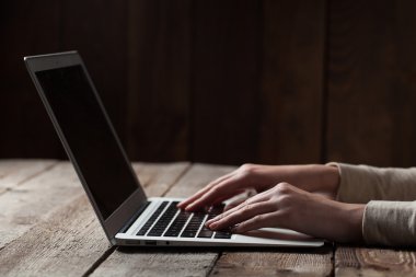 kadın el ile boşaltmak karanlıkta Ofis Masası, dizüstü bilgisayar kullanarak