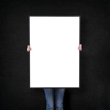 kadın duvar arka plan üzerinde boş posteri ile