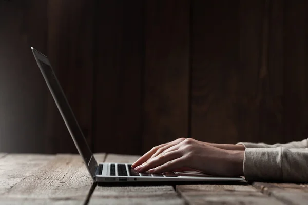 Woman hands using laptop at office desk — Stock Photo, Image