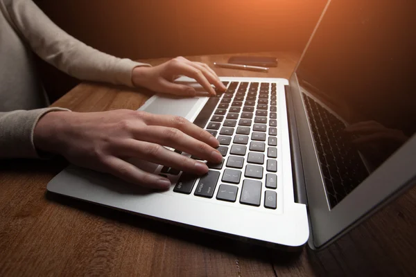 Mãos de mulher usando laptop na mesa de escritório — Fotografia de Stock