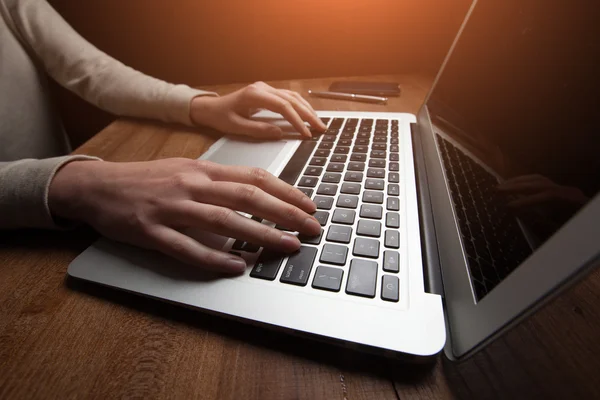 Mãos de mulher usando laptop na mesa de escritório — Fotografia de Stock