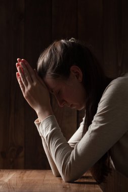 Dua eden genç bir kadının portresi