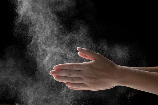 Mujer cubriendo sus manos en polvo tiza magnesio — Foto de Stock