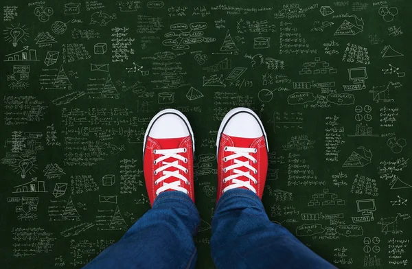 Pies con zapatos rojos sobre fondo negro con plan de negocios — Foto de Stock