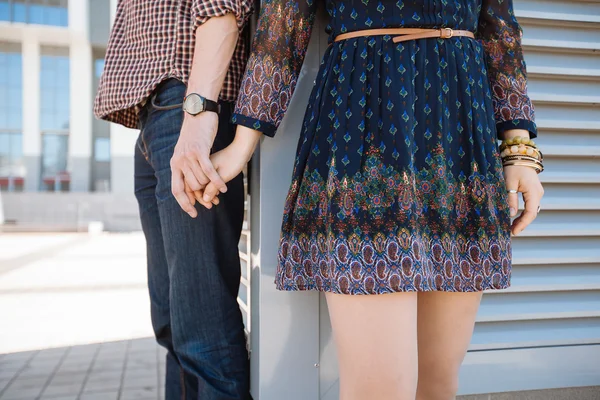 Romance adolescente. Niño y una niña tomados de la mano — Foto de Stock