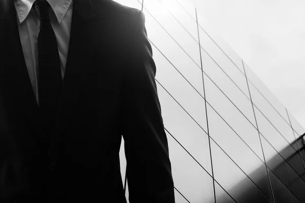 Uomo d'affari con il grattacielo su uno sfondo — Foto Stock