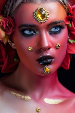 Güzel kadın portre makyajlı, yakın çekim