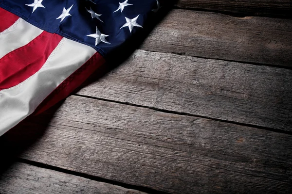 Bandera americana sobre fondo de madera — Foto de Stock