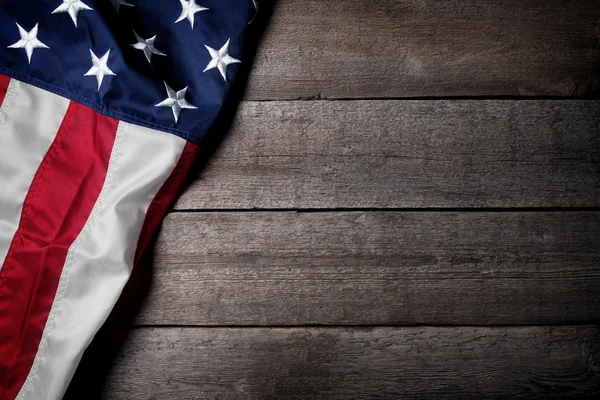 Bandera de Estados Unidos sobre fondo de madera — Foto de Stock