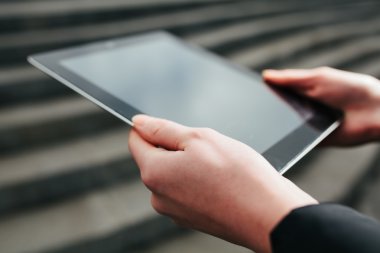 elinde boş bir ekran ile tablet