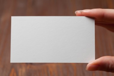 Siyah iş veya ziyaret kart tutan el