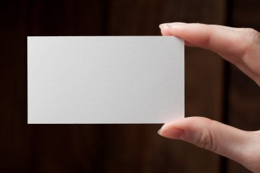 Boş bir iş veya ziyaret kart tutan el