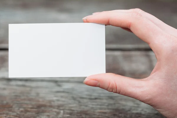 Mão segurando um negócio em branco ou cartão de visita — Fotografia de Stock