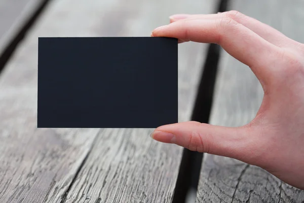 Hand hält eine schwarze Visitenkarte oder Visitenkarte — Stockfoto