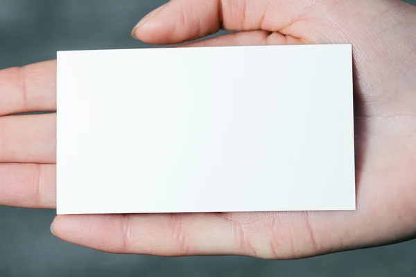 Mão segurando um negócio em branco ou cartão de visita — Fotografia de Stock