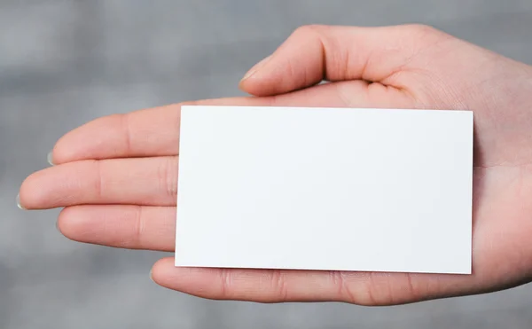 Mão segurando um negócio em branco ou cartão de visita — Fotografia de Stock