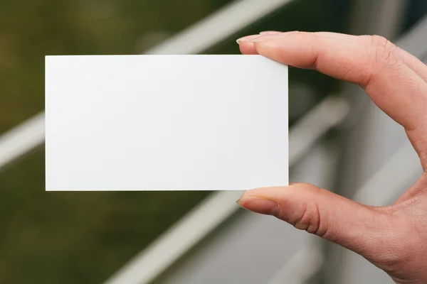 Mão segurando um negócio em branco ou cartão de visita — Fotografia de Stock
