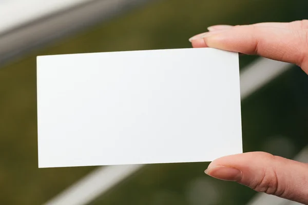 Mão segurando um negócio em branco ou cartão de visita — Fotografia de Stock