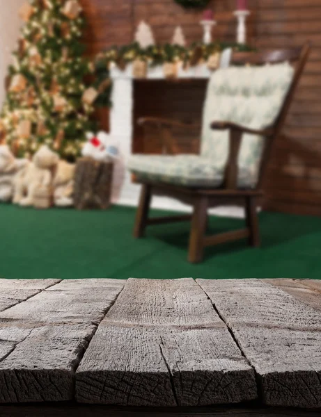 Fondo de mesa de Navidad con árbol de Navidad en un telón de fondo —  Fotos de Stock