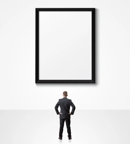 Empresario mirando hacia arriba en el cartel vacío — Foto de Stock