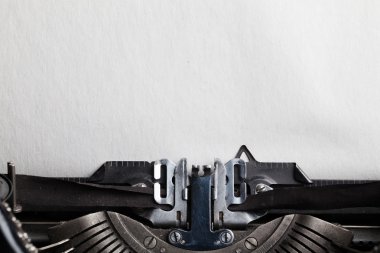 Boş bir kağıt bir daktilo eklenen metni sayfası