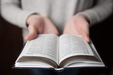 İncil'in üzerine eller kadın. o okuma ve İncil'de üzerinde dua bir