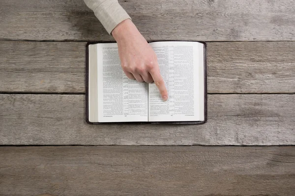 Vrouw handen op Bijbel. Ze is lezen en bidden over Bijbel over — Stockfoto