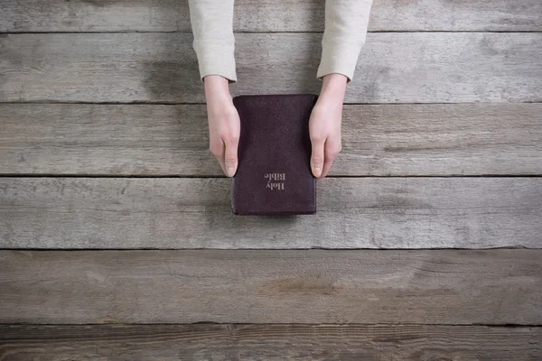 Las manos de la mujer en la Biblia. está leyendo y rezando sobre la Biblia — Foto de Stock